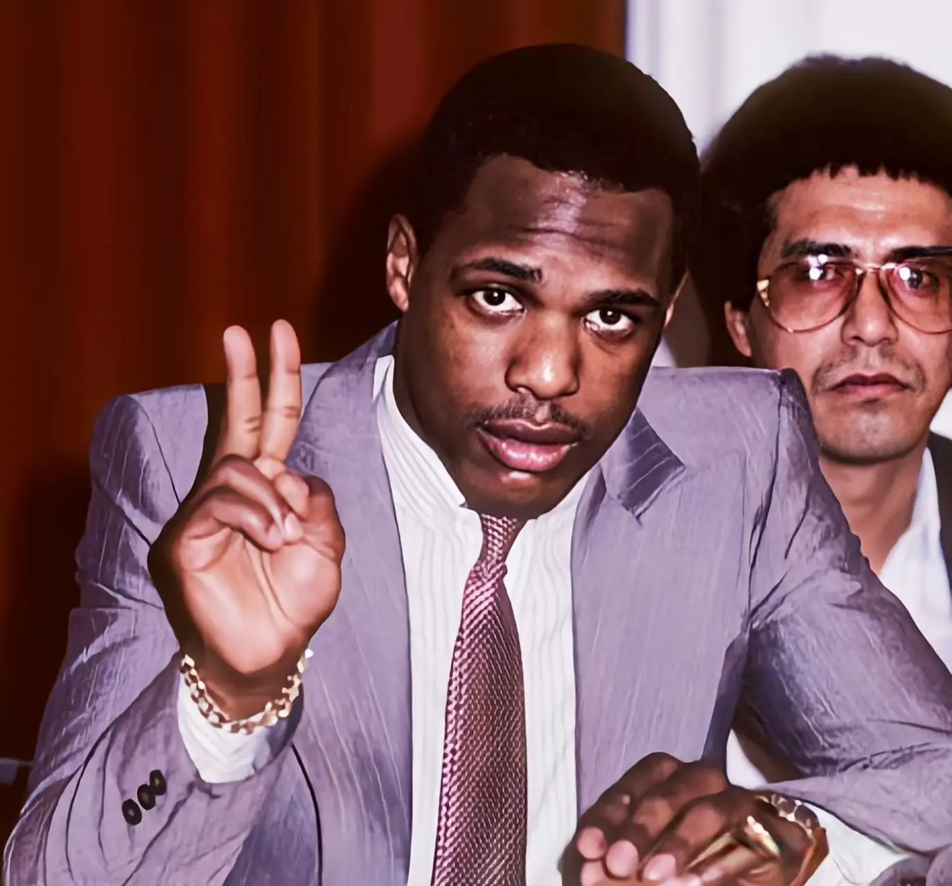 div, 终年, 有人遭劫匪